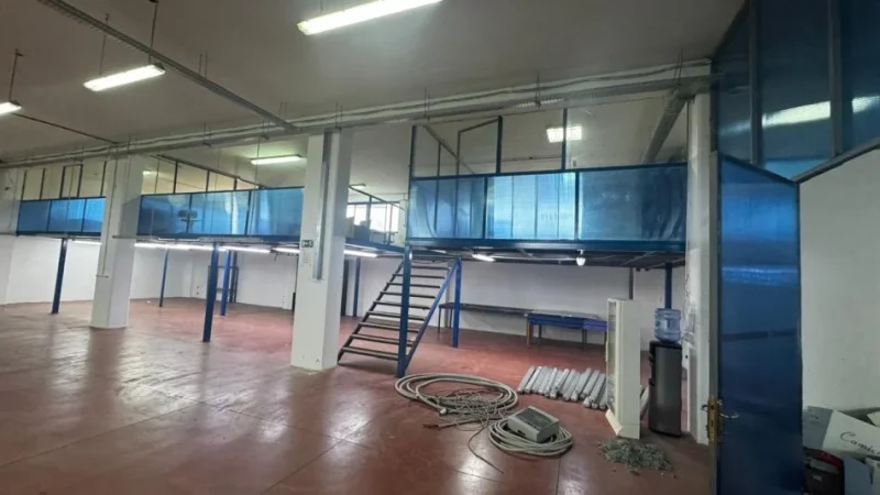 Tirane, jepet me qera magazine , 1.200 m² 3.000 € (Kombinat)