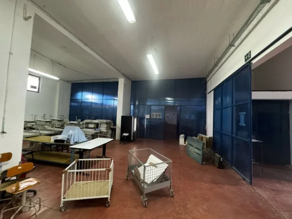 Tirane, jepet me qera magazine , 1.200 m² 3.000 € (Kombinat)