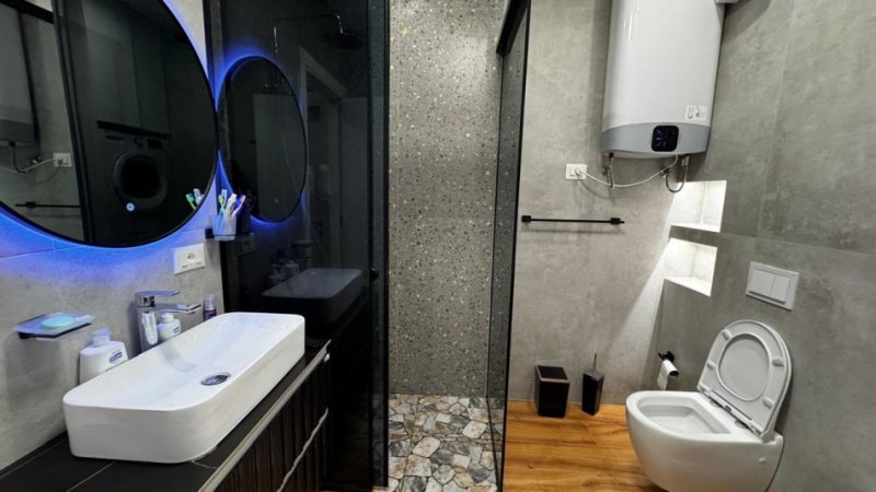 Tirane, jepet me qera apartament 1+1+Aneks+Ballkon Kati 2, 75 m² 800 € (square 21 , rruga e kavajes)