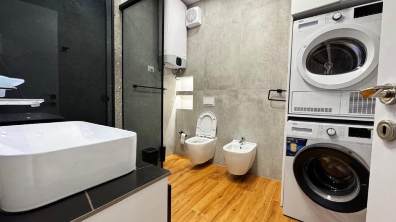Tirane, jepet me qera apartament 1+1+Aneks+Ballkon Kati 2, 75 m² 800 € (square 21 , rruga e kavajes)