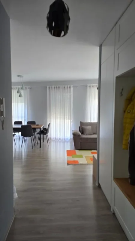 Tirane, jepet me qera apartament 2+1 , 700 € (kopleksi magalem)