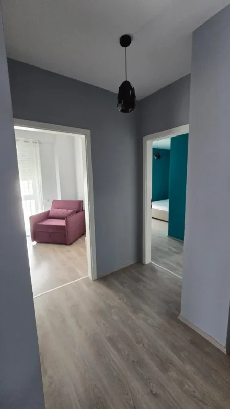 Tirane, jepet me qera apartament 2+1 , 700 € (kopleksi magalem)
