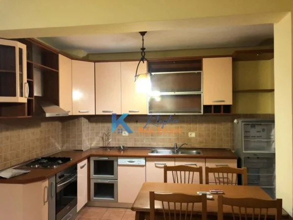 Tirane, jap me qera apartament 1+1+Ballkon Kati 6, 75 m² 500 € (1+1 te Ish Parku i Autobuzave)