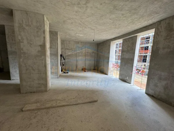 Tirane, shitet ambjent  Kati 1, 137 m² 268.600 € (Bulevardi I Ri)