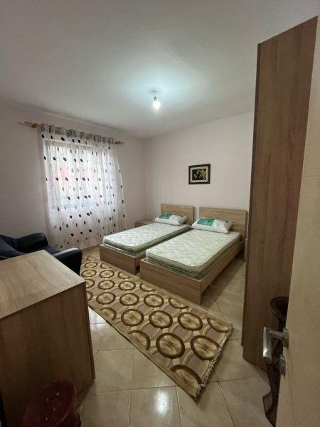 Tirane, jepet me qera apartament 2+1+Aneks+Ballkon Kati 1, 105 m² 400 € (misto mame)