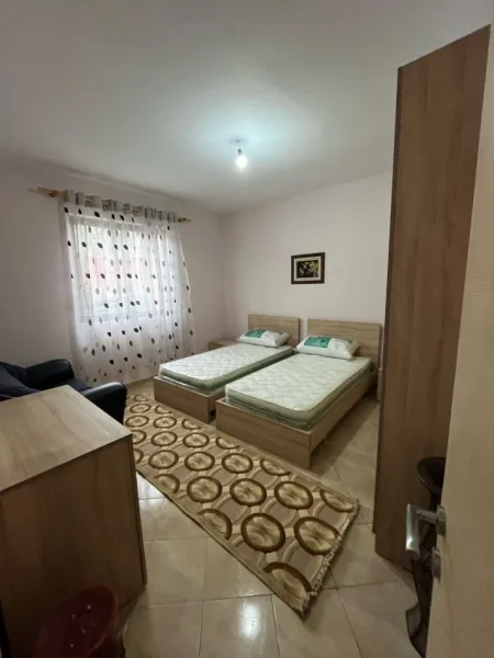 Tirane, jepet me qera apartament 2+1+Aneks+Ballkon Kati 1, 105 m² 400 € (misto mame)