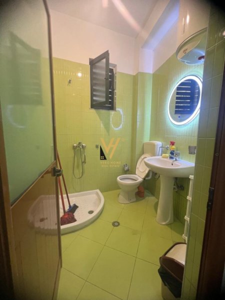 Tirane, jepet me qera apartament 1+1+Ballkon Kati 0, 60 m² 420 € (KOMUNA E PARISIT)
