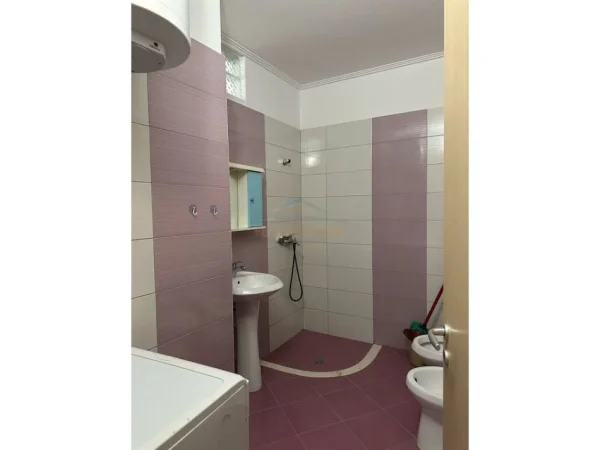 Vlore, jepet me qera apartament 2+1+Ballkon Kati 4, 100 m² 350 € (Prane Hotel Kral, Rruga e Plazhit te Vjeter) rv50541
