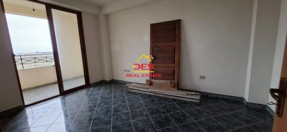 Vlore, shitet apartament 2+1+Ballkon Kati 4, 90 m² 65.000 € (Rruga Damian Humariti)