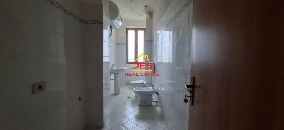 Vlore, shitet apartament 2+1+Ballkon Kati 4, 90 m² 65.000 € (Rruga Damian Humariti)