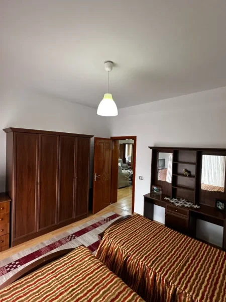 Tirane, jepet me qera apartament 2+1+Aneks+Ballkon Kati 2, 100 m² 480 € (astir)