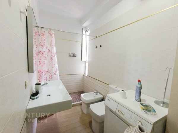 Tirane, jepet me qera apartament 2+1 Kati 5, 90 m² 750 € (Vasil Shanto)