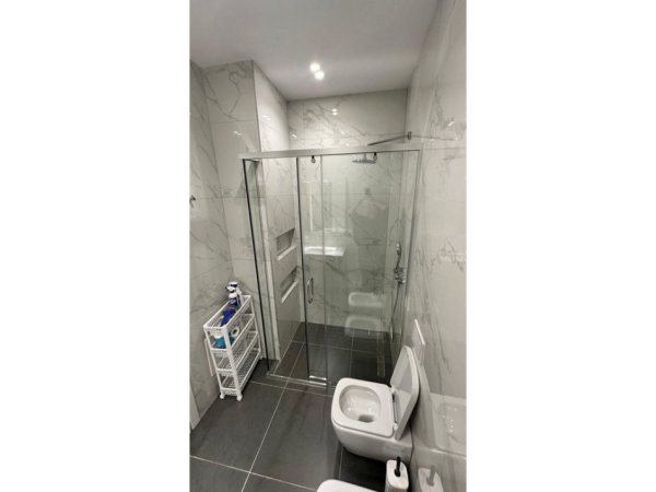 Tirane, jepet me qera apartament 2+1+Aneks+Ballkon Kati 17, 110 m² 1.200 € (Residena “Garden Building”)