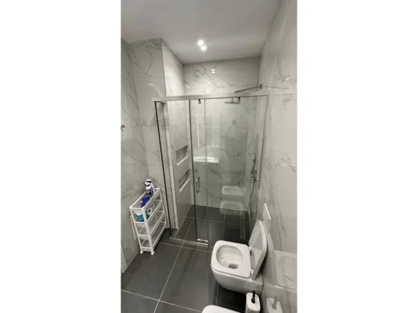 Tirane, jepet me qera apartament 2+1+Aneks+Ballkon Kati 17, 110 m² 1.200 € (Residena “Garden Building”)