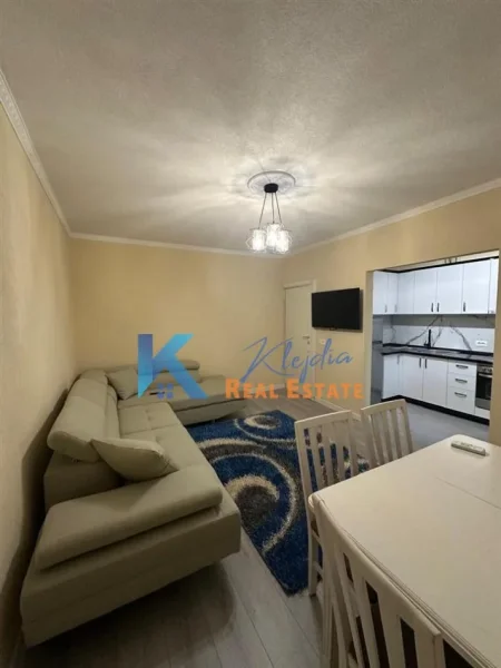 Tirane, jap me qera apartament 1+1+Ballkon Kati 4, 65 m² 450 € (Mbi Maternitetin e Ri)