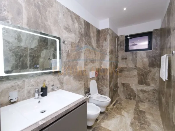 Tirane, jepet me qera apartament 1+1 Kati 8, 65 m² 600 € (deodor keko)