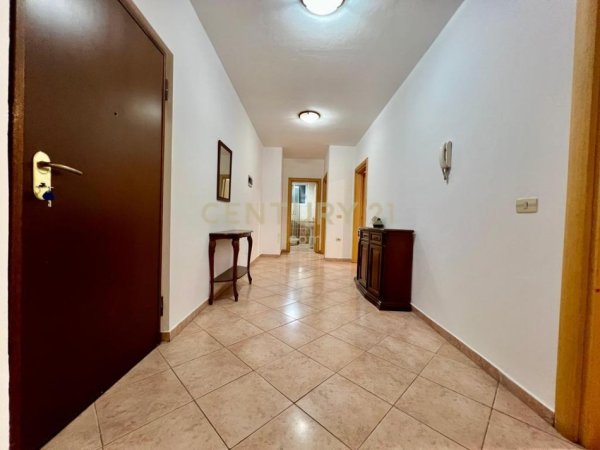Tirane, jepet me qera apartament 2+1+Aneks+Ballkon Kati 8, 140 m² 650 € (Komuna e Parisit)