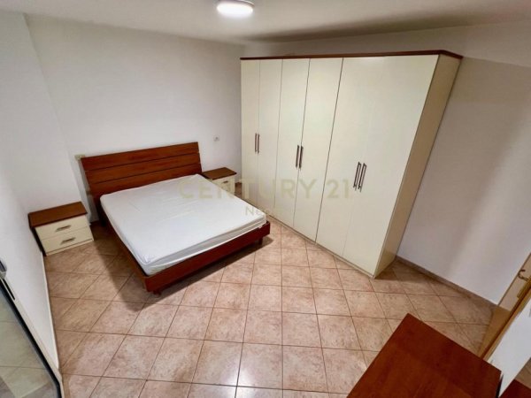 Tirane, jepet me qera apartament 2+1+Aneks+Ballkon Kati 8, 140 m² 650 € (Komuna e Parisit)