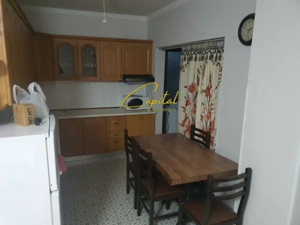 Tirane, jepet me qera apartament 2+1 Kati 1, 85 m² 550 € (ISH TREGU ELEKTRIK)