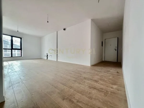 Tirane, shes apartament 3+1+Aneks+Ballkon Kati 2, 117 m² 300.000 € (Komuna e parisit)