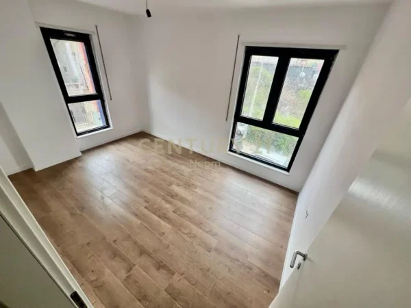 Tirane, shes apartament 3+1+Aneks+Ballkon Kati 2, 117 m² 300.000 € (Komuna e parisit)