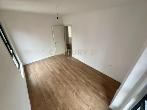 Tirane, shes apartament 3+1+Aneks+Ballkon Kati 2, 117 m² 300.000 € (Komuna e parisit)