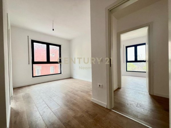 Tirane, shes apartament 3+1+Aneks+Ballkon Kati 2, 117 m² 300.000 € (Komuna e parisit)
