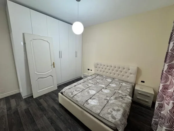 Tirane, jepet me qera apartament 1+1 Kati 4, 150 m² 450 € (Ftesk)