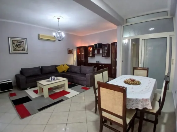 Tirane, jepet me qera apartament 1+1+Ballkon Kati 1, 70 m² 350 € (Tregu elektrik)