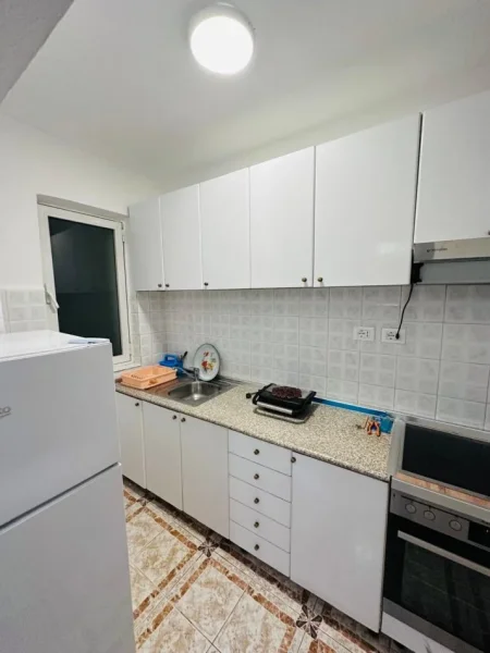 Tirane, jepet me qera apartament 3+1 Kati 4, 100 m² 500 € (Rruga elbasanit)