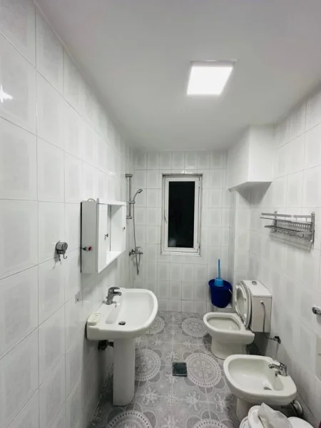 Tirane, jepet me qera apartament 3+1 Kati 4, 100 m² 500 € (Rruga elbasanit)