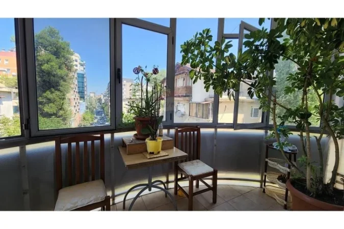 Tirane, jepet me qera apartament 1+1 Kati 3, 65 m² 550 € (Garda)
