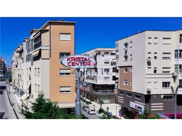 Tirane, jepet me qera zyre Kati 2, 120 m² 2.500 € (Komuna e Parisit)