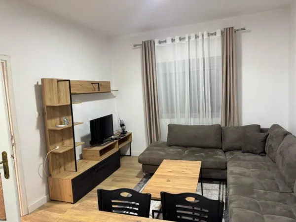 Tirane, jepet me qera shtepi 1+1 Kati 1, 60 m² 350 € 