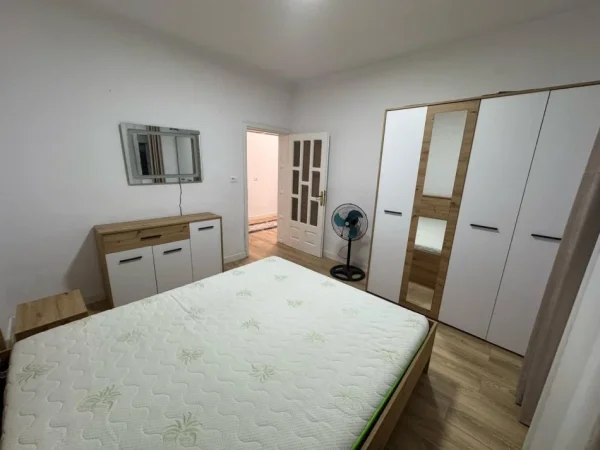 Tirane, jepet me qera shtepi 1+1 Kati 1, 60 m² 350 € 