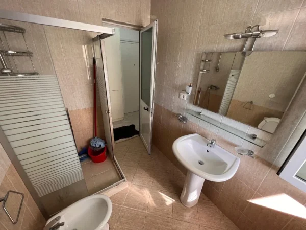 Tirane, jepet me qera apartament 1+1 Kati 6, 77 m² 500 € (Ali Demi)