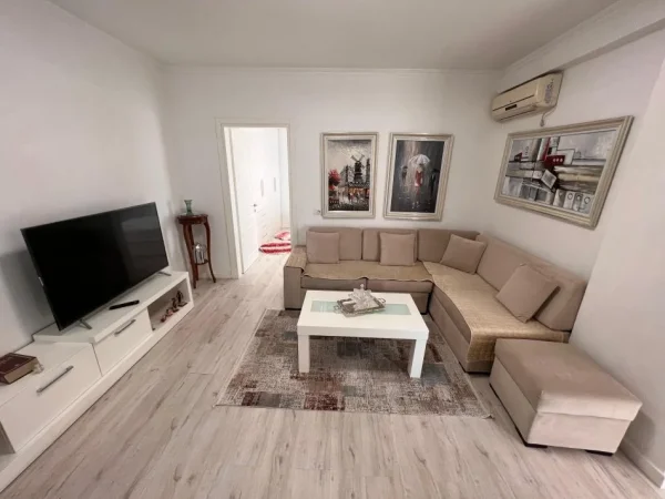 Tirane, jepet me qera apartament 1+1+Ballkon Kati 5, 77 m² 500 € (Ali Demi)
