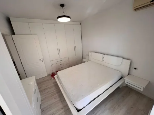 Tirane, jepet me qera apartament 1+1+Ballkon Kati 5, 77 m² 500 € (Ali Demi)