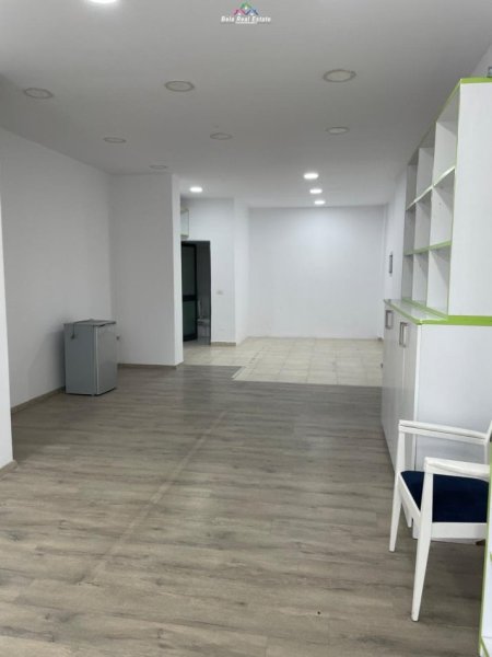 Tirane, jepet me qera dyqan Kati 1, 54 m² 600 € (dritan hoxha)