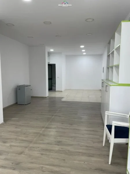 Tirane, jepet me qera dyqan Kati 1, 54 m² 700 € (dritan hoxha)