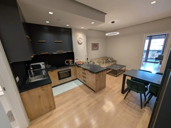 Tirane, shiten 3 apartamente 1+1 Kati 4, 190 m² 520.000 € (Rruga Barrikadave)