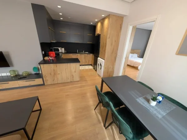 Tirane, shiten 3 apartamente 1+1 Kati 4, 190 m² 520.000 € (Rruga Barrikadave)