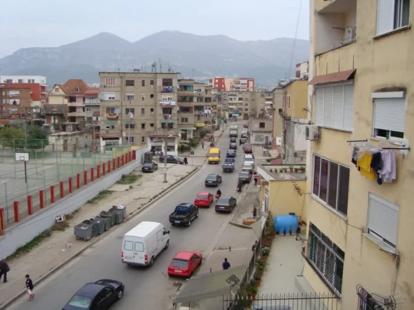 Tirane, jepet me qera garsonier Kati 1, 40 m² 250 € (Tregu i Ri Elektrik)