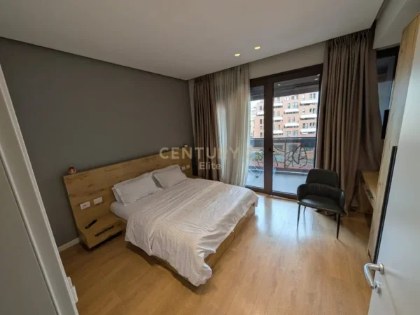 Tirane, shes apartament 1+1+Aneks+Ballkon Kati 4, 216 m² (rruga e Barrikadave!)