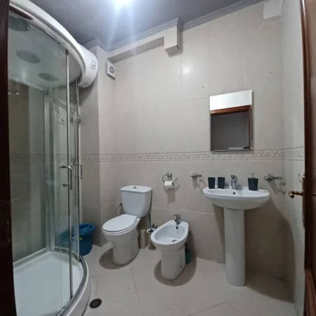 Tirane, jepet me qera apartament 2+1+Aneks+Ballkon Kati 1, 81 m² 750 € (Rruga Prokop Myzeqari)
