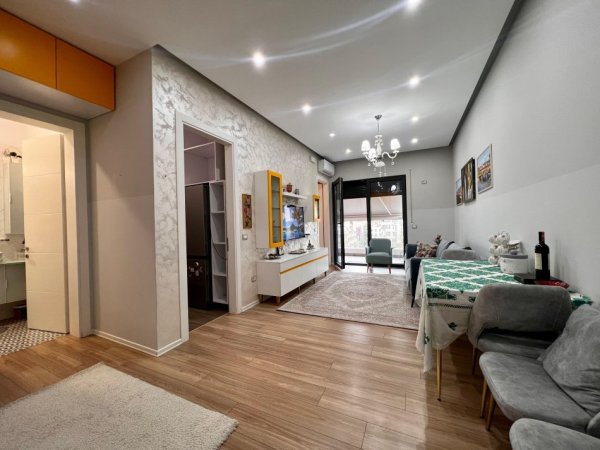 Tirane, jepet me qera apartament 1+1+Ballkon Kati 3, 78 m² 800 € (Kompleksi Delijorgji)