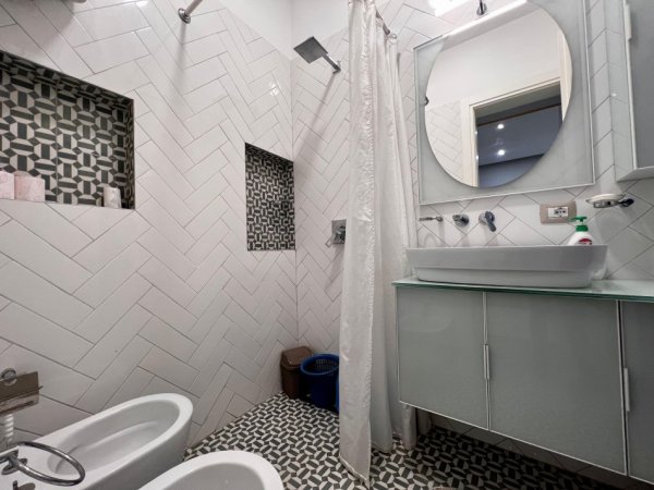 Tirane, jepet me qera apartament 1+1+Ballkon Kati 3, 78 m² 800 € (Kompleksi Delijorgji)