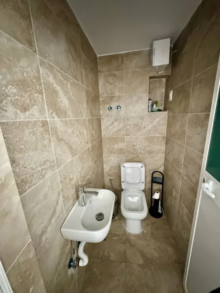 Tirane, jepet me qera dyqan Kati 0, 20 m² 450 € (Jepet Ambient Biznesi me Qera tek Shkolla e Baletit ne Rrugen e Elbasanit.)