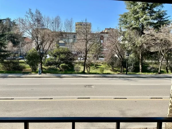 Tirane, jepet me qera dyqan Kati 0, 20 m² 450 € (Jepet Ambient Biznesi me Qera tek Shkolla e Baletit ne Rrugen e Elbasanit.)