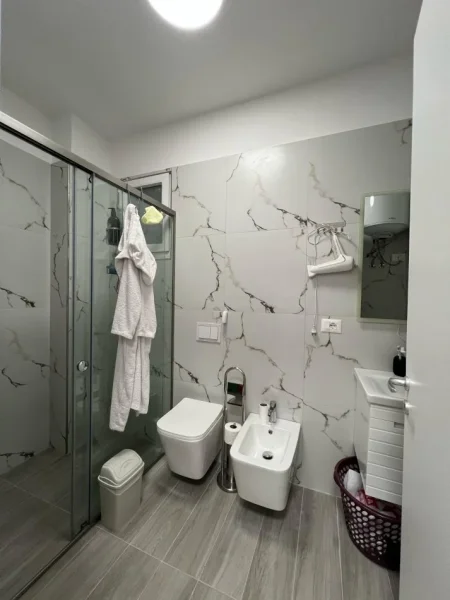 Tirane, jepet me qera apartament 2+1 Kati 2, 103 m² 730 € 